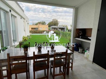 Casa en venta de 4 amb. Y pileta. Santa Elena. Pilar