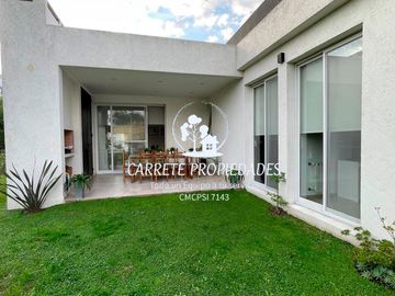 Casa en venta de 4 amb. Y pileta. Santa Elena. Pilar