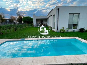 Casa en venta de 4 amb. Y pileta. Santa Elena. Pilar