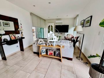 Casa en venta de 4 amb. Y pileta. Santa Elena. Pilar