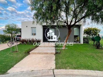 Casa en venta de 4 amb. Y pileta. Santa Elena. Pilar