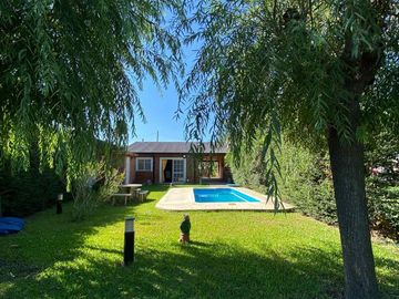 CASA EN VENTA DOS DORMITORIOS OLIVEROS - PILETA