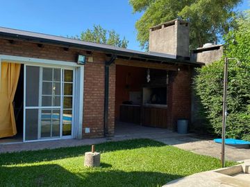 CASA EN VENTA DOS DORMITORIOS OLIVEROS - PILETA