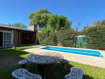 CASA EN VENTA DOS DORMITORIOS OLIVEROS - PILETA
