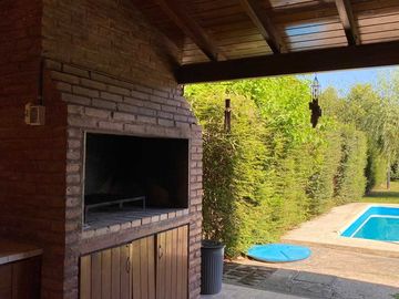 CASA EN VENTA DOS DORMITORIOS OLIVEROS - PILETA