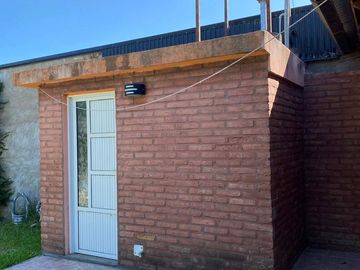 CASA EN VENTA DOS DORMITORIOS OLIVEROS - PILETA