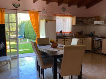 CASA EN VENTA DOS DORMITORIOS OLIVEROS - PILETA