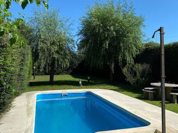 CASA EN VENTA DOS DORMITORIOS OLIVEROS - PILETA