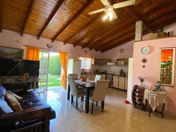 CASA EN VENTA DOS DORMITORIOS OLIVEROS - PILETA