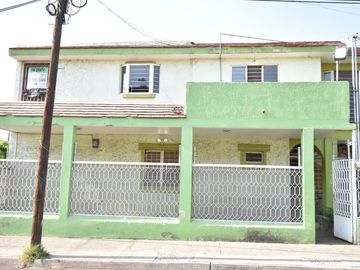 CASA EN VENTA EN JARDINES DE LOS HISTORIADORES CON OPORTUNIDAD DE INVERSIÓN