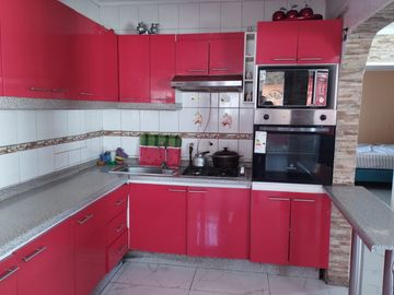 SE VENDE LINDA CASA DE 2 PISOS 3D,2B,LA CRUZ, QUILLOTA