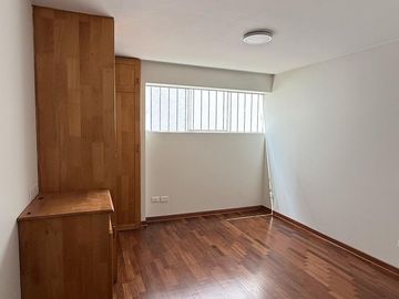 Se vende amplio departamento en Surco