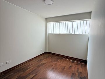 Se vende amplio departamento en Surco