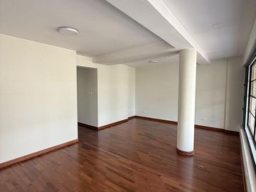Se vende amplio departamento en Surco