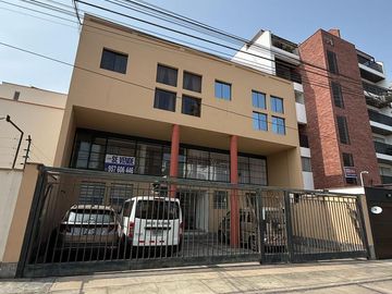 Se vende amplio departamento en Surco