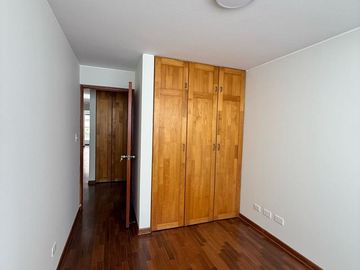 Se vende amplio departamento en Surco