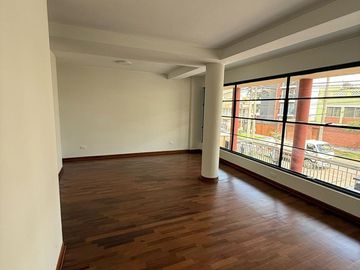 Se vende amplio departamento en Surco