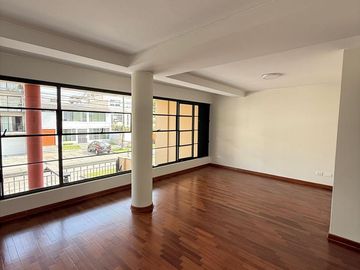 Se vende amplio departamento en Surco