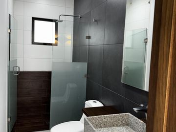 CASA CON ALBERCA Y PANELES VENTA/RENTA EN LOMAS DEL SOL