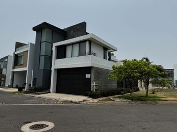 CASA CON ALBERCA Y PANELES VENTA/RENTA EN LOMAS DEL SOL