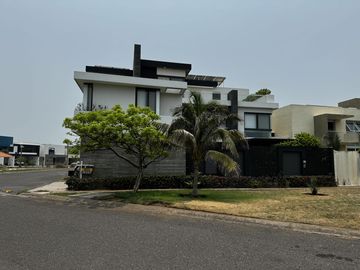 CASA CON ALBERCA Y PANELES VENTA/RENTA EN LOMAS DEL SOL