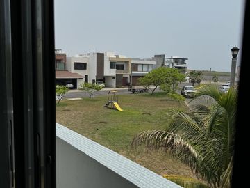 CASA CON ALBERCA Y PANELES VENTA/RENTA EN LOMAS DEL SOL