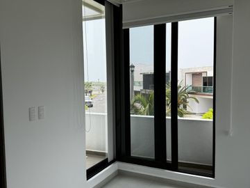 CASA CON ALBERCA Y PANELES VENTA/RENTA EN LOMAS DEL SOL