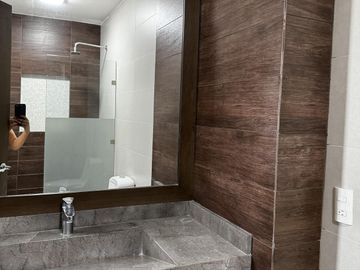 CASA CON ALBERCA Y PANELES VENTA/RENTA EN LOMAS DEL SOL