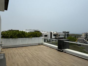 CASA CON ALBERCA Y PANELES VENTA/RENTA EN LOMAS DEL SOL