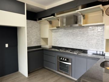 CASA CON ALBERCA Y PANELES VENTA/RENTA EN LOMAS DEL SOL