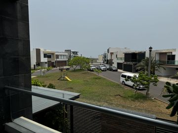 CASA CON ALBERCA Y PANELES VENTA/RENTA EN LOMAS DEL SOL