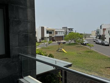 CASA CON ALBERCA Y PANELES VENTA/RENTA EN LOMAS DEL SOL