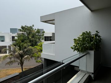 CASA CON ALBERCA Y PANELES VENTA/RENTA EN LOMAS DEL SOL