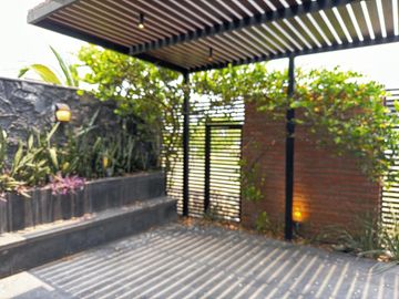 CASA CON ALBERCA Y PANELES VENTA/RENTA EN LOMAS DEL SOL