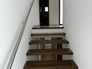 CASA CON ALBERCA Y PANELES VENTA/RENTA EN LOMAS DEL SOL
