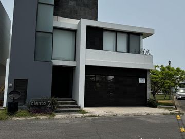 CASA CON ALBERCA Y PANELES VENTA/RENTA EN LOMAS DEL SOL
