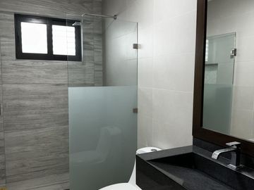 CASA CON ALBERCA Y PANELES VENTA/RENTA EN LOMAS DEL SOL