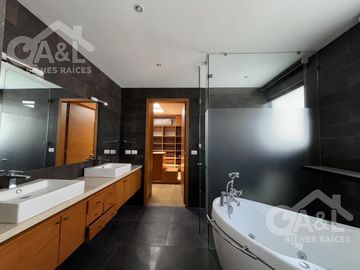 Residencia en Fraccionamiento Bosques de Niebla