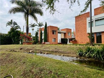 CASA AMPLIA CON JACUZZI EN UNIDAD CERRADA