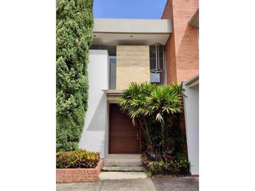 CASA AMPLIA CON JACUZZI EN UNIDAD CERRADA