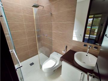 CASA AMPLIA CON JACUZZI EN UNIDAD CERRADA