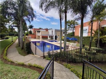 CASA AMPLIA CON JACUZZI EN UNIDAD CERRADA