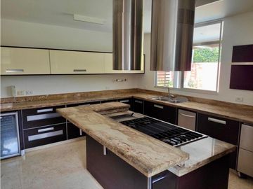 CASA AMPLIA CON JACUZZI EN UNIDAD CERRADA