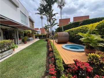 CASA AMPLIA CON JACUZZI EN UNIDAD CERRADA