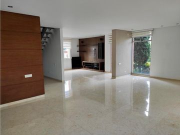 CASA AMPLIA CON JACUZZI EN UNIDAD CERRADA
