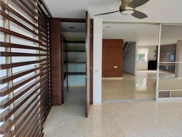 CASA AMPLIA CON JACUZZI EN UNIDAD CERRADA