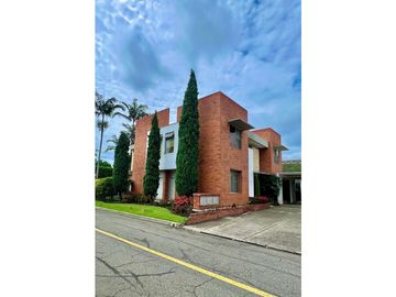 CASA AMPLIA CON JACUZZI EN UNIDAD CERRADA