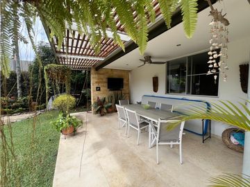 CASA AMPLIA CON JACUZZI EN UNIDAD CERRADA