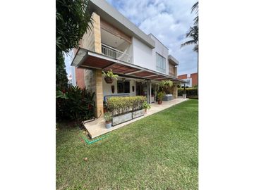 CASA AMPLIA CON JACUZZI EN UNIDAD CERRADA