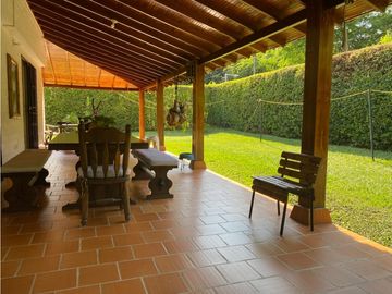 CASA CAMPESTRE RODEADA DE VERDE
